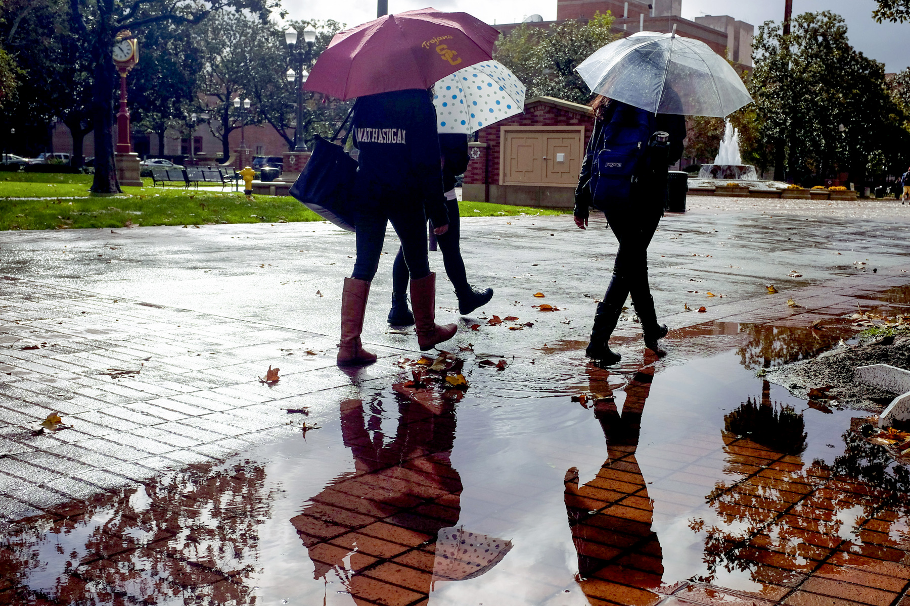 usc students on rainy day